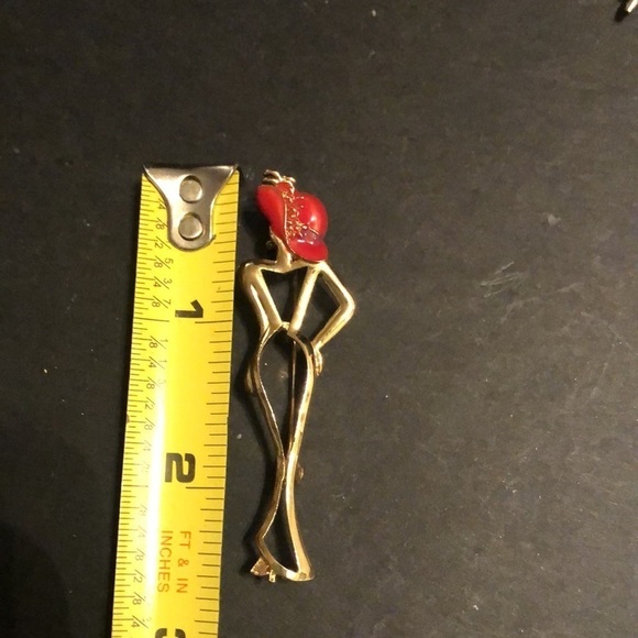 Red hat lady’s gold tone signature brooch pin - Picture 5 of 5